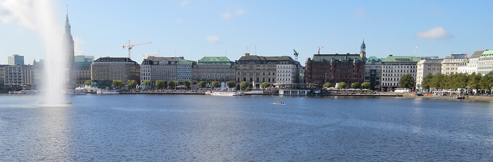 Blick auf die Alsterfontäne im Binnenalster